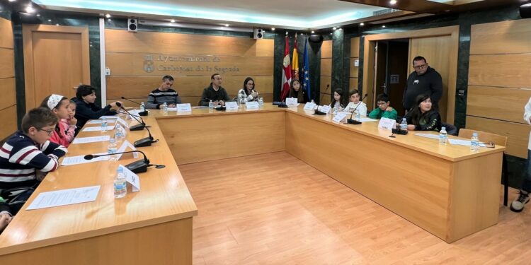 Campañas para concienciar de no tirar chicles al suelo o llevar el bocadillo en fiambreras para reducir residuos, nuevas propuestas de los niños de Carbajosa en el Consejo de Infancia