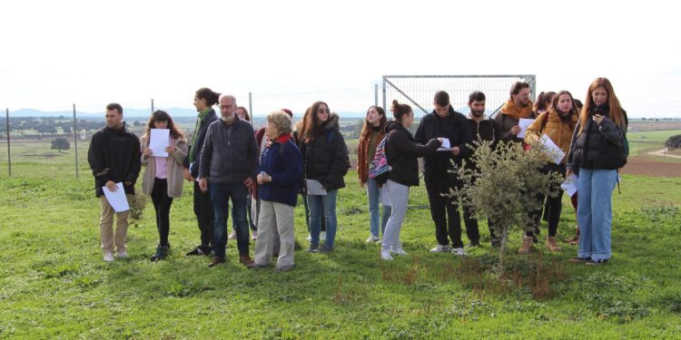 Alumnos de la Complutense de Madrid se interesan por el proyecto de la encina micorrizada de trufa negra que se desarrolla en ‘Castro Enríquez’