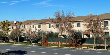 Doñinos embellece la entrada al municipio con su nombre y el escudo municipal