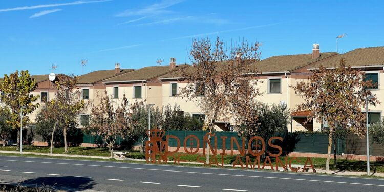Doñinos embellece la entrada al municipio con su nombre y el escudo municipal