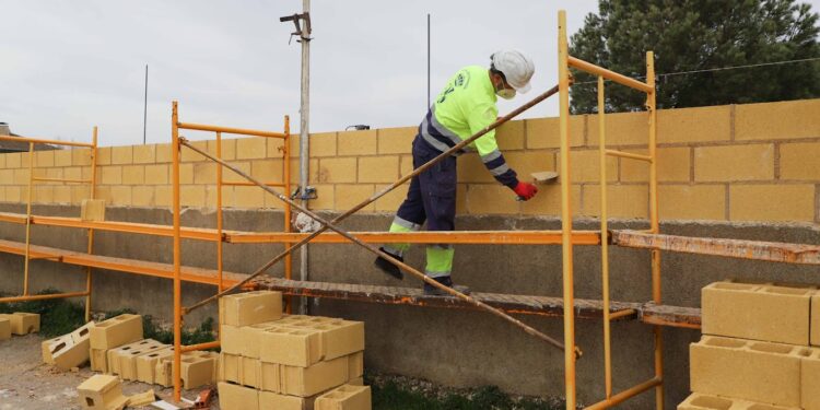 Doñinos aprueba la creación de las bolsas de empleo de peón de servicios y monitores de ocio y tiempo libre para 2023