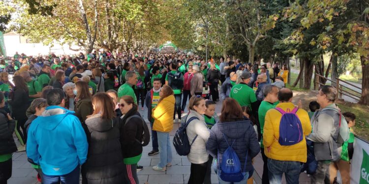 Una participación de récord ‘tiñe’ de verde Salamanca para apoyar y luchar contra el cáncer