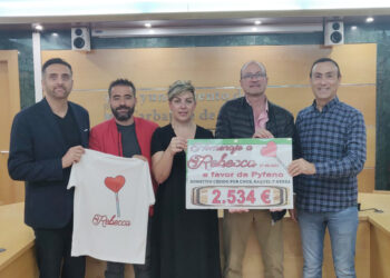 Los padres de Rebecca entregan a Pyfano los 2.534 euros recaudados con la prueba benéfica