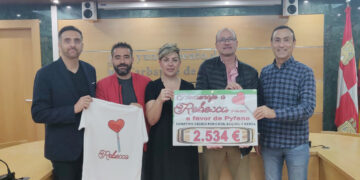 Los padres de Rebecca entregan a Pyfano los 2.534 euros recaudados con la prueba benéfica