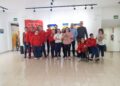 Los participantes en el taller de artes plásticas de AVIVA muestran sus obras en el Espacio Joven