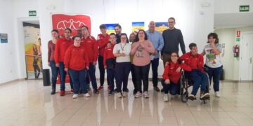 Los participantes en el taller de artes plásticas de AVIVA muestran sus obras en el Espacio Joven