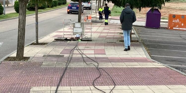 La instalación de una red de fibra óptica de uso municipal ampliará el control del tráfico y las comunicaciones electrónicas en Carbajosa