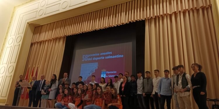 El atleta Mario García se lleva la Salina de Oro en los Premios Anuales del Deporte Salmantino