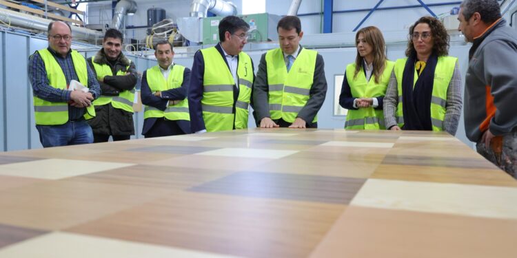 Fernández Mañueco visita la nueva fábrica de Castellanos que ha contado con una inversión de 2,1 millones