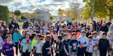 Los escolares del CRA La Flecha corren por la Paz y los derechos de los niños