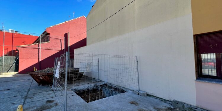 Comienza la obra de instalación del ascensor para garantizar la accesibilidad al consultorio médico