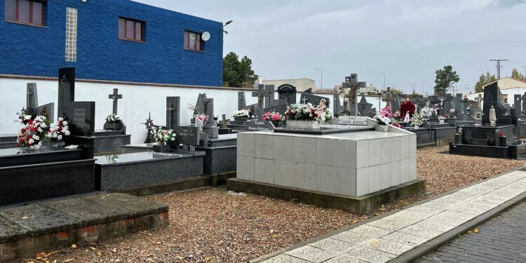 Los cementerios se llenan de flores en el Día de Todos los Santos