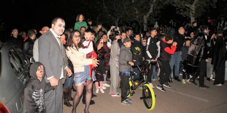 Apagón total en Castellanos para celebrar un Halloween de terror y fuego