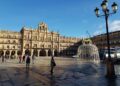 La instalación en la Plaza Mayor de la gran campana, ‘María de la O’, anuncia la llegada de la Navidad