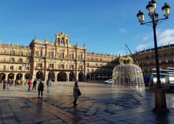 La instalación en la Plaza Mayor de la gran campana, ‘María de la O’, anuncia la llegada de la Navidad