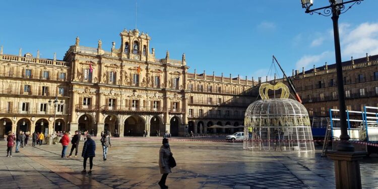 La instalación en la Plaza Mayor de la gran campana, ‘María de la O’, anuncia la llegada de la Navidad