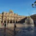 La instalación en la Plaza Mayor de la gran campana, ‘María de la O’, anuncia la llegada de la Navidad