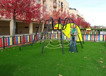 El parque infantil de La Fontanica luce nuevo césped artificial y juegos renovados