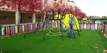 El parque infantil de La Fontanica luce nuevo césped artificial y juegos renovados
