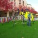 El parque infantil de La Fontanica luce nuevo césped artificial y juegos renovados