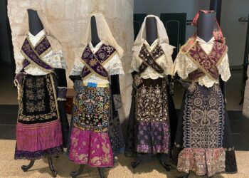 El Teatro Liceo acoge una exposición de indumentaria charra formada por doce trajes del coleccionista Evergislo Macías