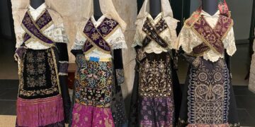 El Teatro Liceo acoge una exposición de indumentaria charra formada por doce trajes del coleccionista Evergislo Macías