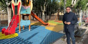 El Ayuntamiento continúa con la renovación de los parques infantiles para que los niños jueguen seguros