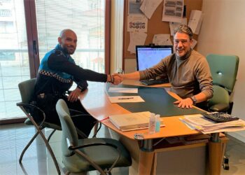 La toma de posesión del cuarto agente en Villamayor permite cubrir el servicio de Policía Local en horario de mañana y tarde