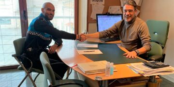 La toma de posesión del cuarto agente en Villamayor permite cubrir el servicio de Policía Local en horario de mañana y tarde