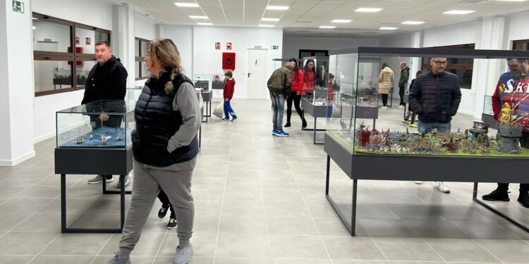 Más de 500 personas visitan la I Feria de Miniaturas de juegos de estrategia en Villares