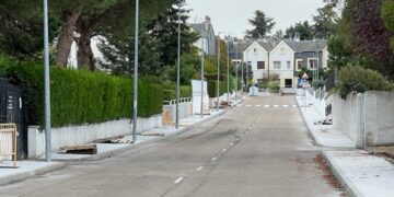 El Viso luce nuevo acerado desde el acceso a la urbanización