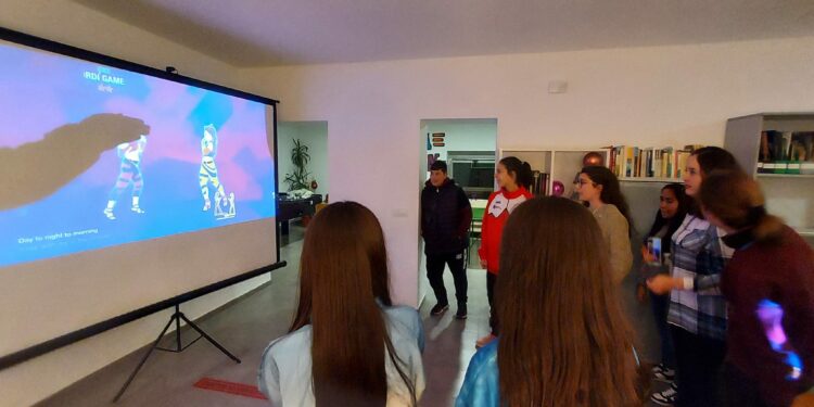 Música, baile y taller de maquillaje para los jóvenes de Santa Marta