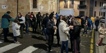 Los vecinos de Aldeaseca agotan las más de 300 raciones de castañas asadas