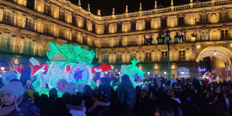 Las calles de Salamanca se llenan de magia e ilusión con la llegada de la ‘Cabalgaza’ de Papá Noel