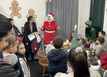 Papá Noel abre su casa a los niños y les enseña la fábrica de juguetes o la oficina desde la que se hacen los envíos