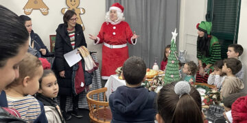 Papá Noel abre su casa a los niños y les enseña la fábrica de juguetes o la oficina desde la que se hacen los envíos