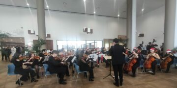 La orquesta Alana ofrece un concierto navideño en el Hospital Universitario