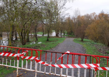 La espectacular crecida del río Tormes obliga a cortar la zona de ‘El Picón’ en la Isla del Soto