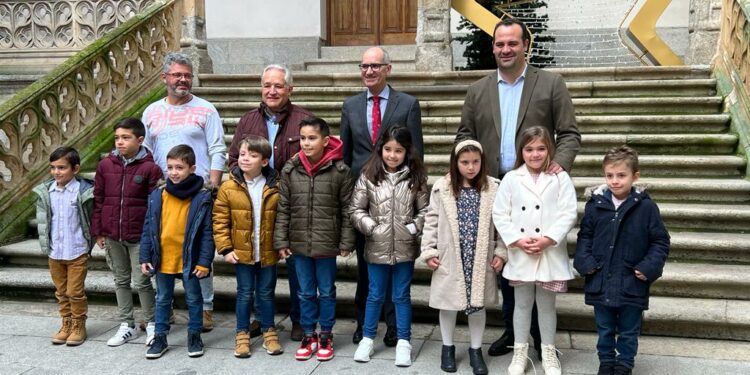 La Diputación entrega a los escolares de la provincia los premios del VIII Concurso Infantil de Postales Navideñas