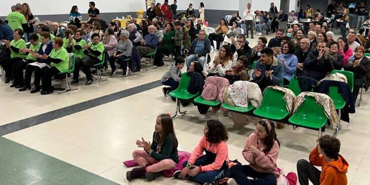 El espíritu solidario de los vecinos de Doñinos vuelve con el festival navideño a favor de Aerscyl