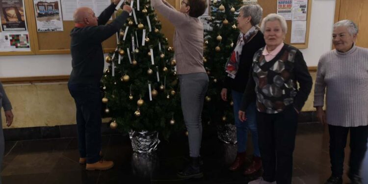 ‘El árbol de los deseos’ muestra las ilusiones de los mayores para el año 2023