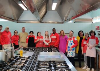 Los usuarios de AVIVA preparan el menú de Nochevieja un menú que repartirán los voluntarios de Cruz Roja a las personas sin hogar