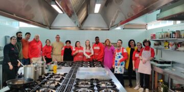 Los usuarios de AVIVA preparan el menú de Nochevieja un menú que repartirán los voluntarios de Cruz Roja a las personas sin hogar