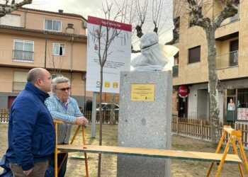 La escultura al ‘buen alcalde’ de Villares ya ocupa su lugar