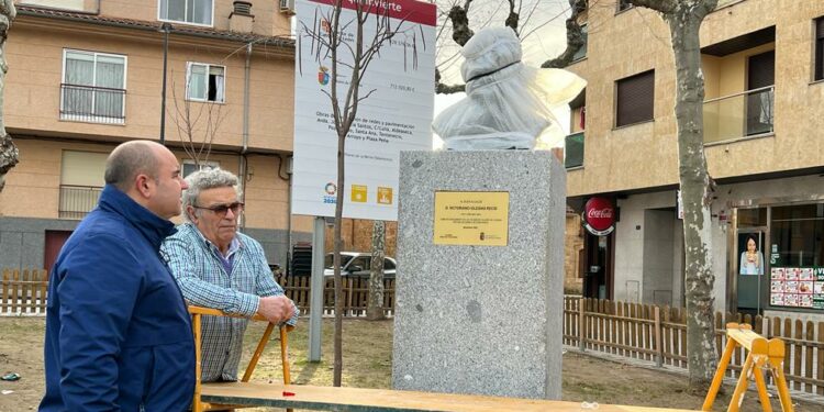 La escultura al ‘buen alcalde’ de Villares ya ocupa su lugar