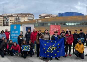 Alcorques vivos gracias a los integrantes de la Fundación Aviva y los alumnos de San Estanislao de Kostka