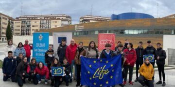Alcorques vivos gracias a los integrantes de la Fundación Aviva y los alumnos de San Estanislao de Kostka