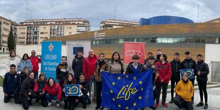 Alcorques vivos gracias a los integrantes de la Fundación Aviva y los alumnos de San Estanislao de Kostka