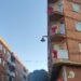 Un centenar de lazos rojos de gran formato lucen en los balcones de Santa Marta