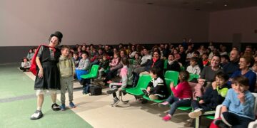 La maga Alicia Maravillas inunda de magia la Navidad en Doñinos